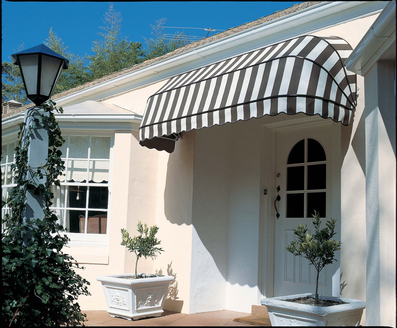 Vibrant And Authentic Dutch Hood European Canopies For Long Lasting Service